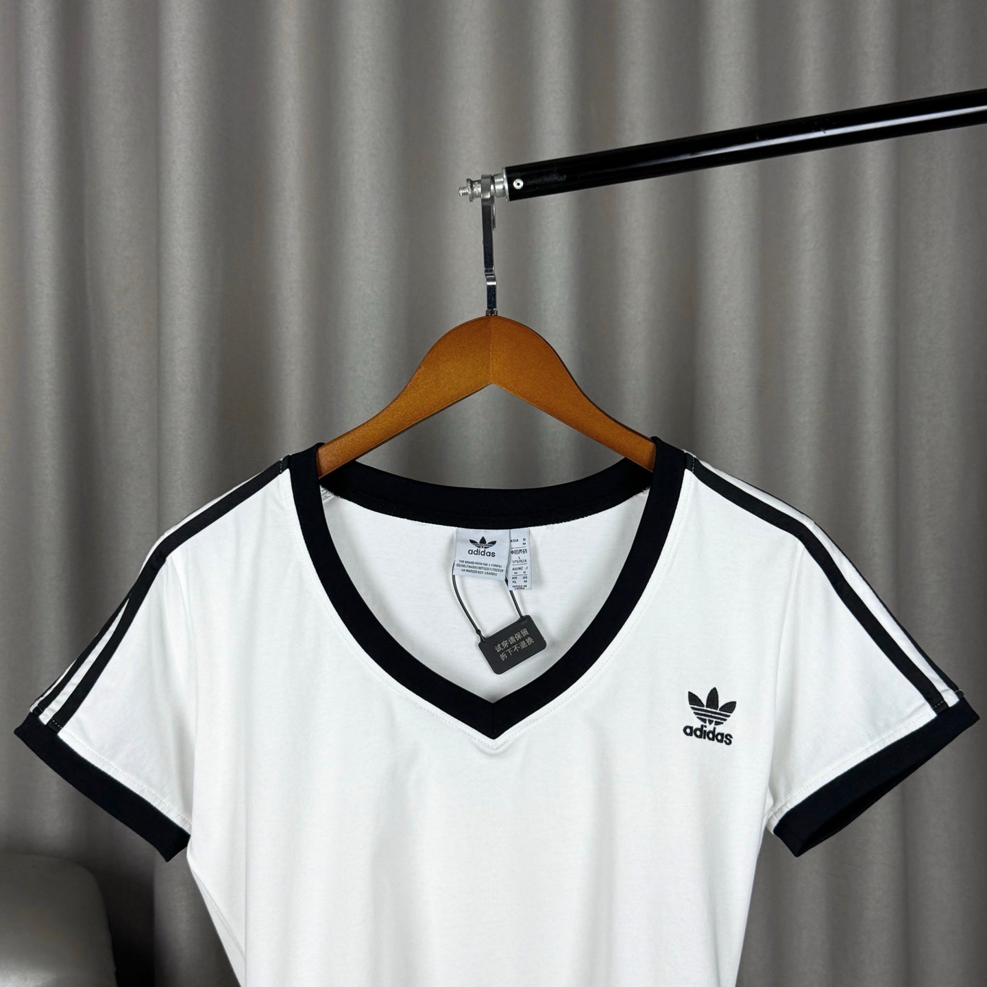 V-Neck Slim Waist Embroidered Letter Short Sleeve T-Shirt